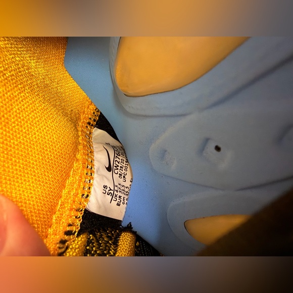 Youth Nike LeBron XVIII, Boy's Size 5 Black/ Gold/ Coast Concord, CW2760 006- - Picture 7 of 7